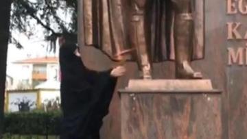 Çarşaflı Provokatör Çorlu’da Atatürk Anıtına Saldırdı