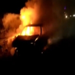 Otomobil bomba gibi patladi Alev alan otomobil yangini geceyi aydinlatti