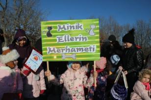 Minik Ellerin Merhameti Kazak Gölünü Isıttı