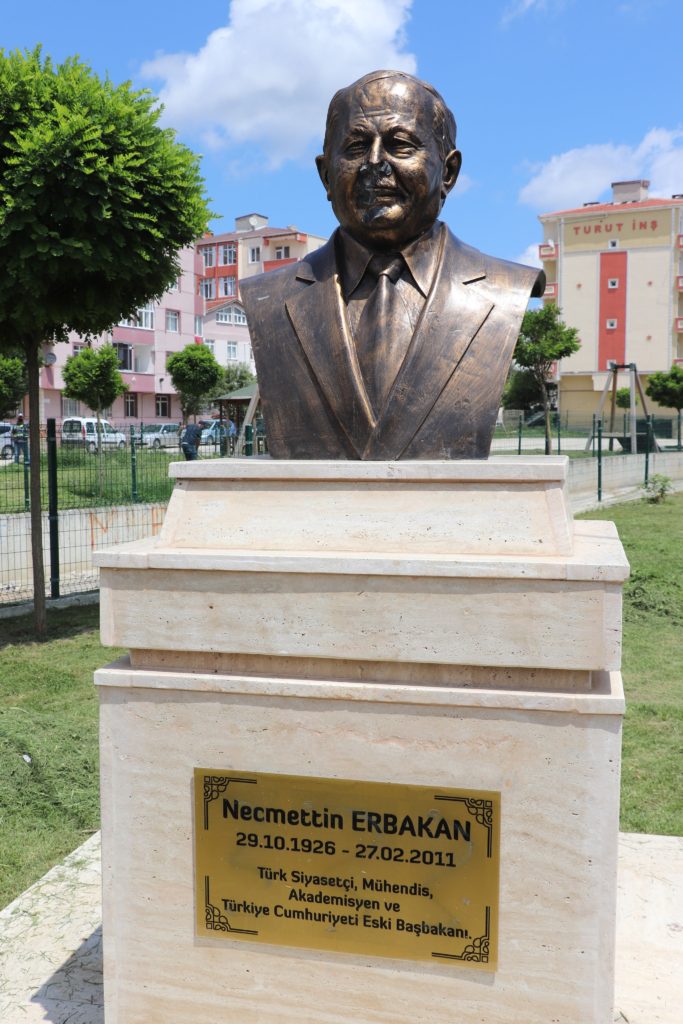 Erbakan Büstü Kapaklı