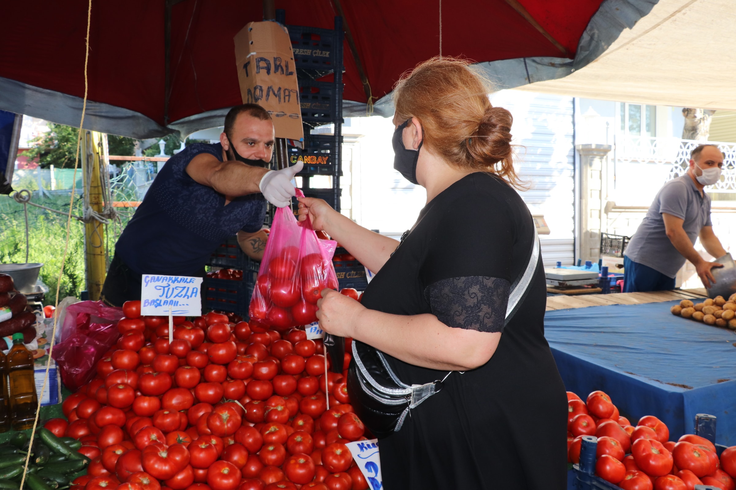 Perşembe pazarında sebze-meyve fiyatı düşerken sarımsak zirveyi gördü