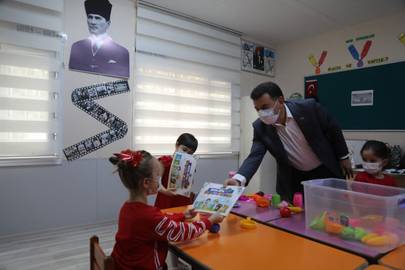 Başkan Çetin, Anasınıfı ve 1.Sınıf Öğrencilerine Boyama Kitabı Dağıttı