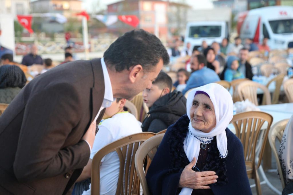 Kapaklı Belediyesi tarafından geleneksel hale getirilen mahalle iftarları önceki akşam Karaağaç Mahallesi’nde devam etti. Şehit Kadir Dadaş Parkı’nda düzenlenen iftar programına Karaağaç, Fatih, Mimar Sinan ve Kazım Karabekir Mahallelerinden binlerce vatandaş katıldı.