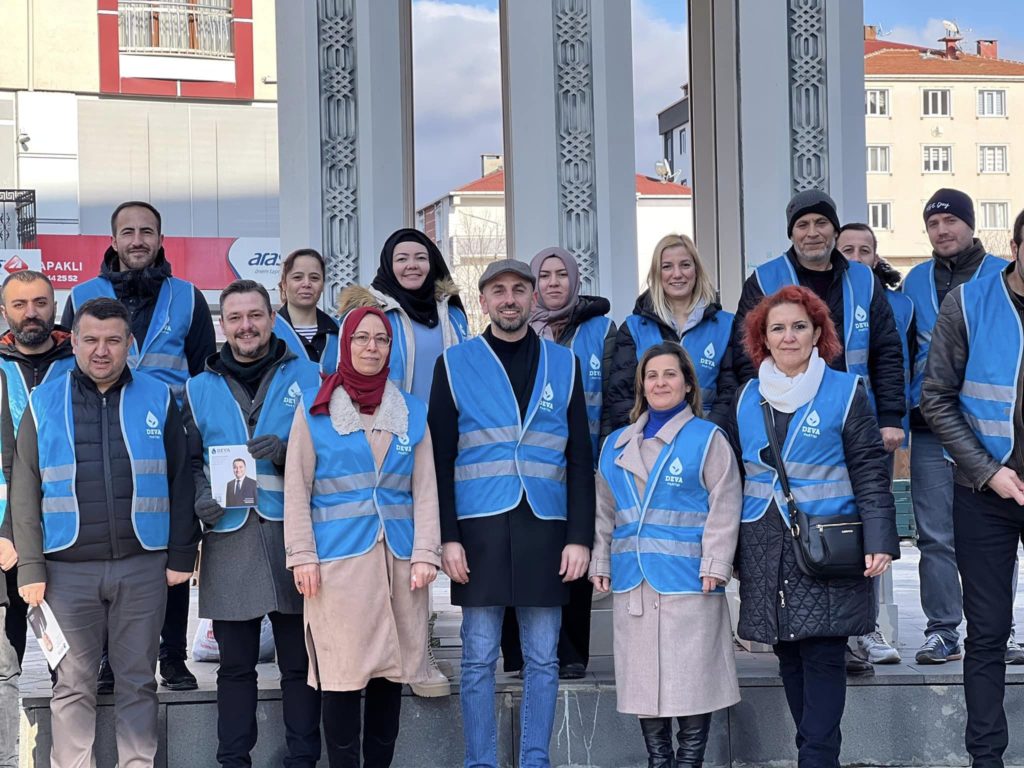 Kapaklı’da il ve ilçe yöneticileri ile birlikte esnaf ve Pazar ziyareti gerçekleştiren DEVA Partisi Kapaklı İlçe Teşkilatı, vatandaşların sorun ve taleplerini dinledi.