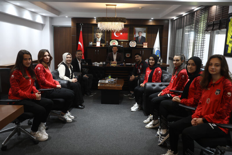 Kadın Futbol Takımından Başkan Çetin’e Ziyaret