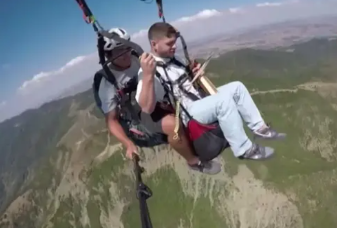 Genç Müzisyenden Göklerde Unutulmaz Kemençe Performansı