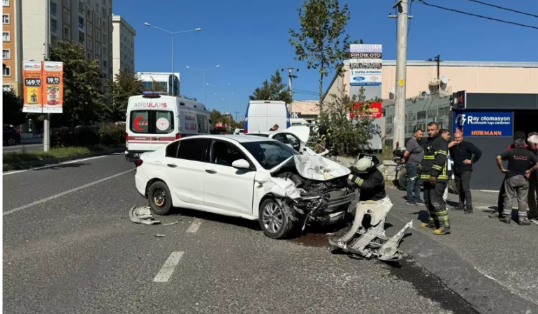 Otomobil Kazası: 3 Yaralı