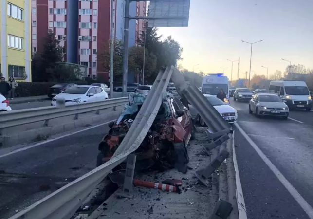 Hurdaya Dönen Araçta Sürücü Yarasız Kurtuldu