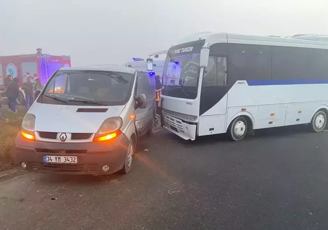 Sis Faciası: Midibüs ile Panelvan Çarpıştı, 4 Yaralı