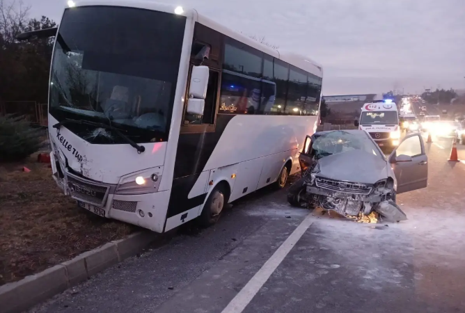Otomobil ile midibüs çarpıştı; 1 kişi hayatını kaybetti, 5 kişi yaralandı