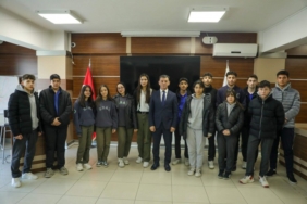 basarili-ogrencilerden-baskan-cetine-ziyaret_2_1740051382