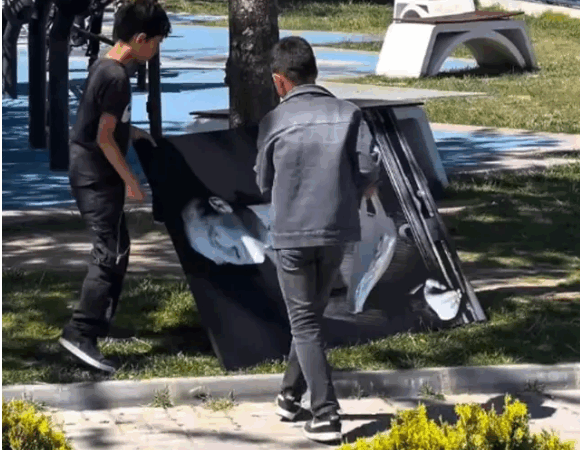 Atatürk portresini yere yatay koydular, sonrasında olanlar duygulandırdı