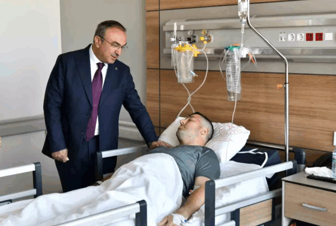 Vali Yaralı Polisi Ziyaret Etti: Alkollü Sürücü Çarpıp Kaçmıştı