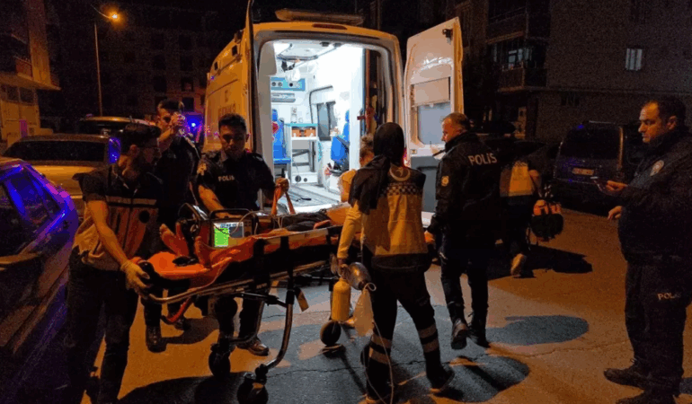 Baba, oğlunu bıçaklayarak ağır yaraladı