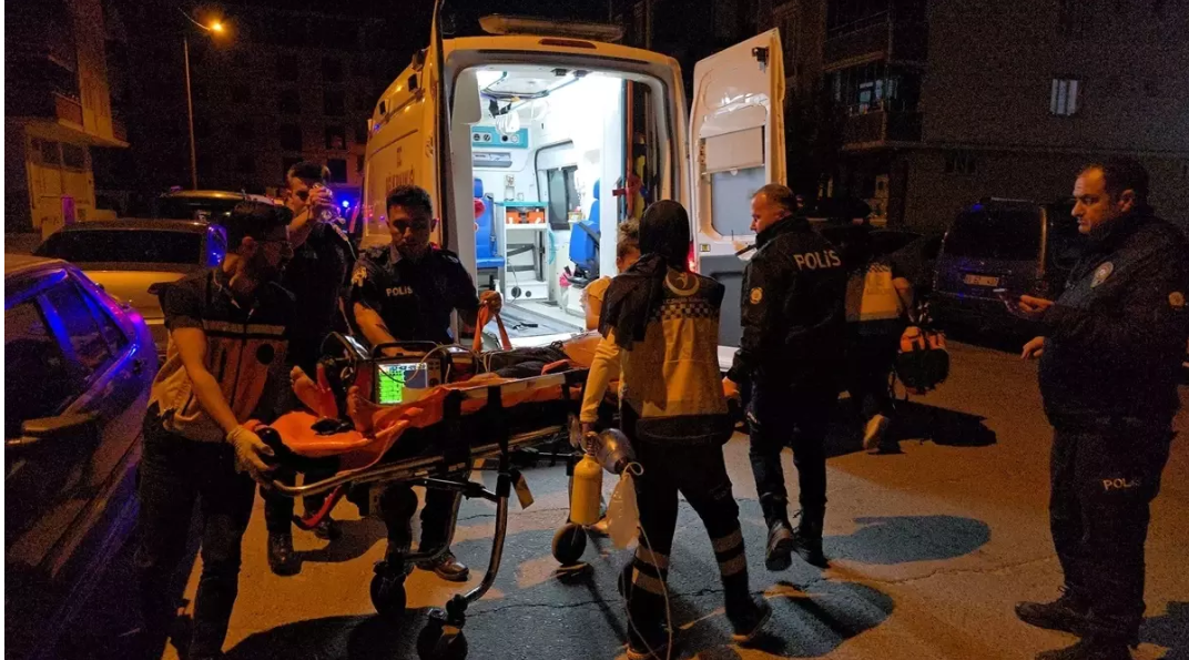 Baba, oğlunu bıçaklayarak ağır yaraladı