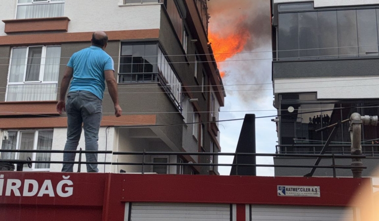 Kapaklı’da Çatı Katı Yangını Kontrol Altına Alınamıyor!