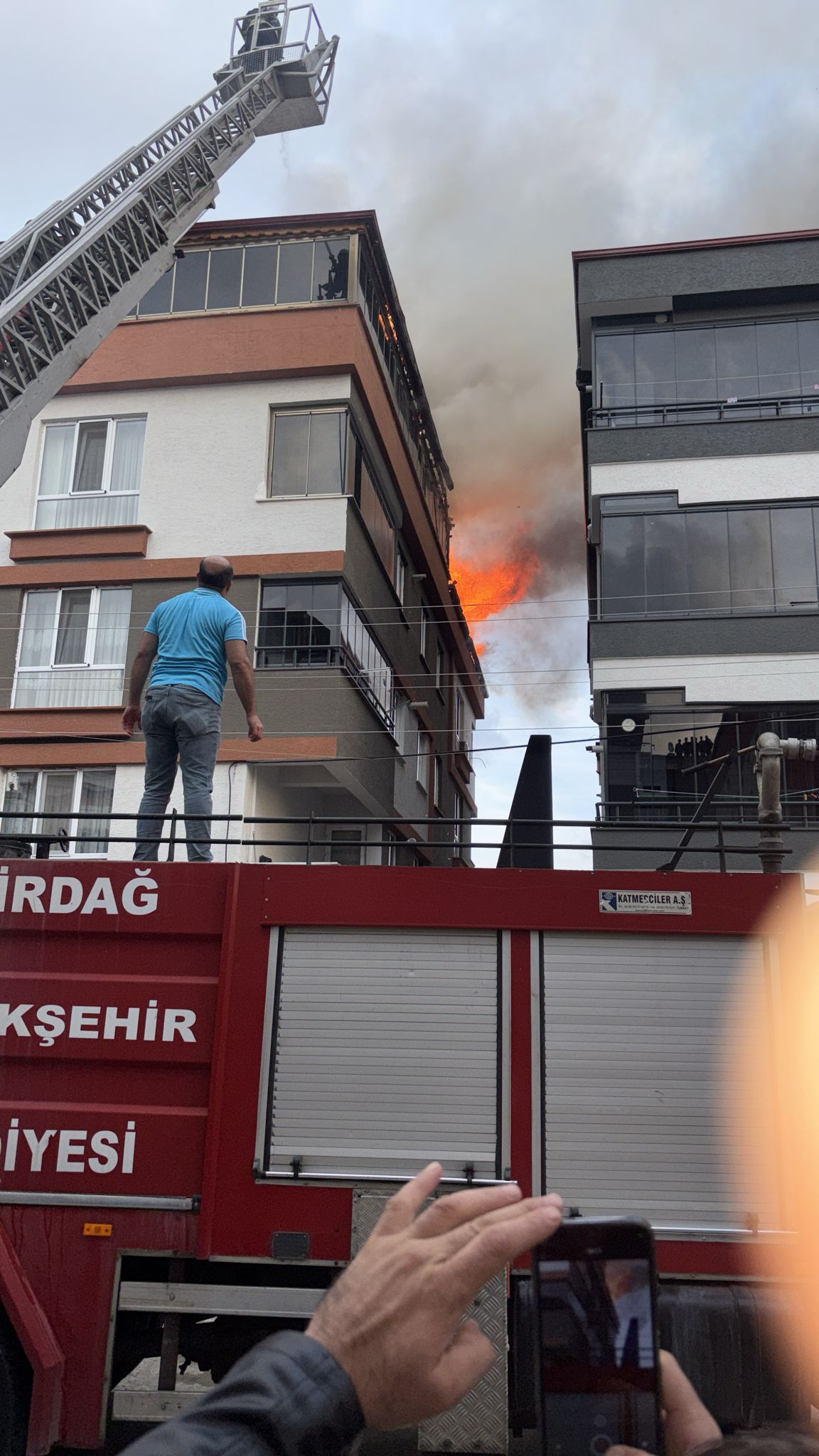 Kapaklı’da Çatı Katı Yangını Kontrol Altına Alınamıyor!