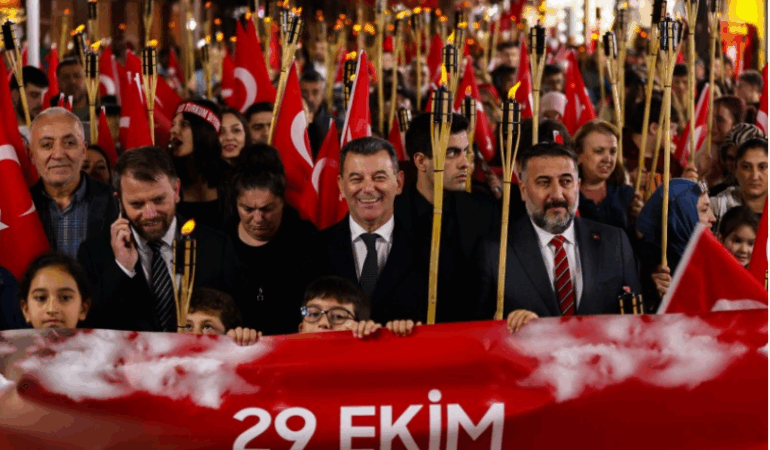 Kapaklı’da Cumhuriyet Coşkusu: Fener Alayı ve Film Gösterimiyle Unutulmaz Bir Gece