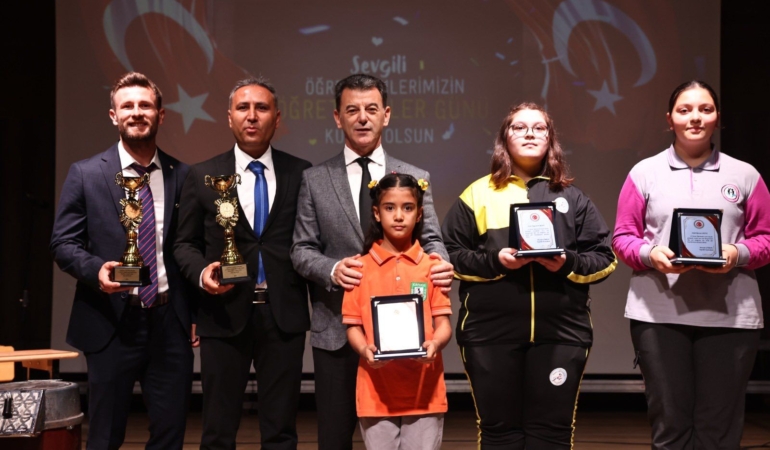 Kapaklı’da 24 Kasım Öğretmenler Günü Coşkuyla Kutlandı