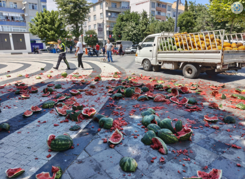 Seyyar Satıcıdan Belediye Önünde Karpuzlu Protesto